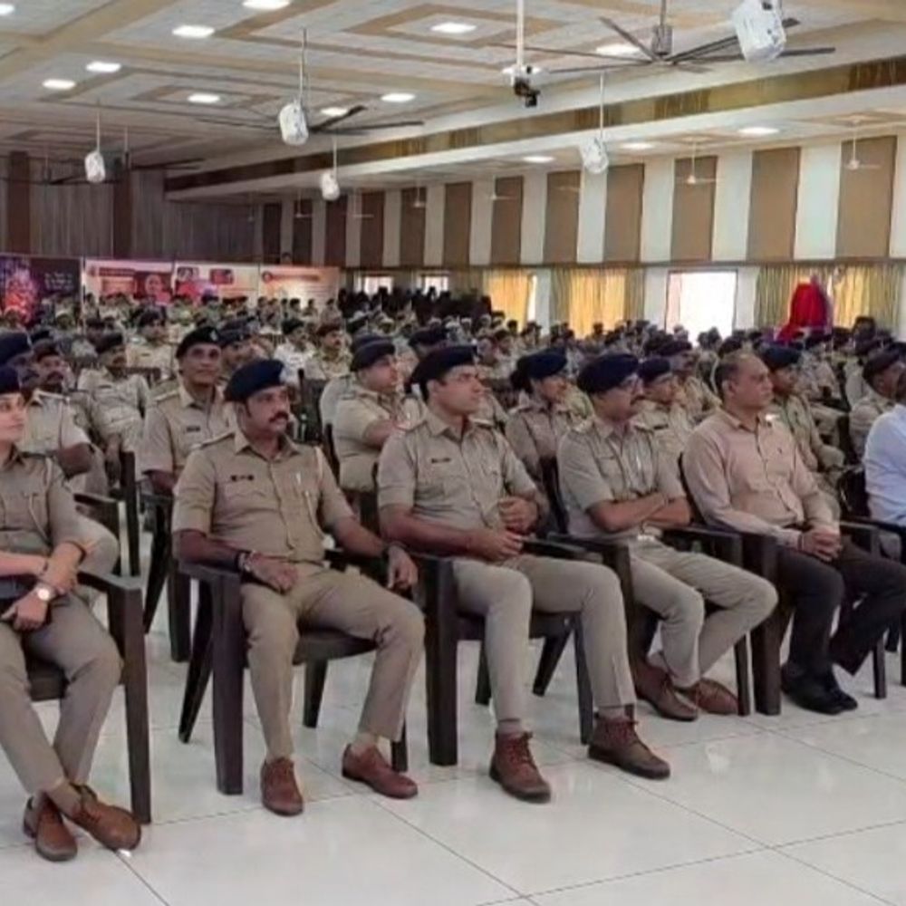 અરવલ્લી પોલીસ માટે યોગ સંવાદ યોજાયો:પોલીસ વિભાગના અધિકારીઓ-કર્મચારીઓને માનસિક તણાવમુક્ત રાખવા માટે આયોજન