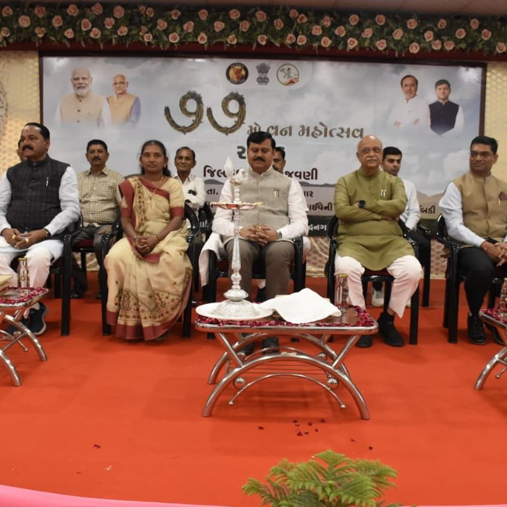 સુરેન્દ્રનગરમાં 77મો વન મહોત્સવ ઉજવાયો:લીંબડીના જાખણ ગામે આવેલા ત્રિમૂર્તિ મંદિર, રાજરાજેશ્વર ધામ ખાતે વૃક્ષારોપણ
