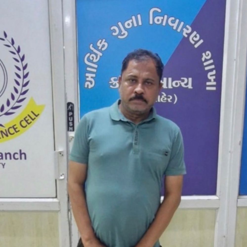 મીડિયાની આડમાં કરોડોનું ફ્રોડ:7 અખબાર-ચેનલનો તંત્રી રાજેન્દ્ર ચૌધરી ઝડપાયો, SMCમાં નોકરી-કોન્ટ્રાક્ટના નામે 4.28 કરોડ ખંખેર્યા