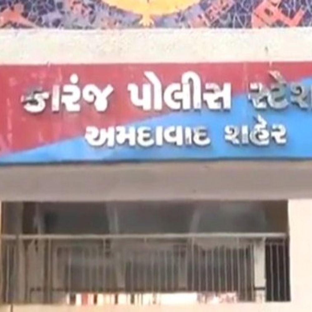 'પૈસા નહીં આપે તો કામ નહીં કરવા દઈએ':AMC ઓફિસમાં એજન્ટ પાસે રૂપિયાની માંગણી કરી પિતા-પુત્રનો હુમલો
