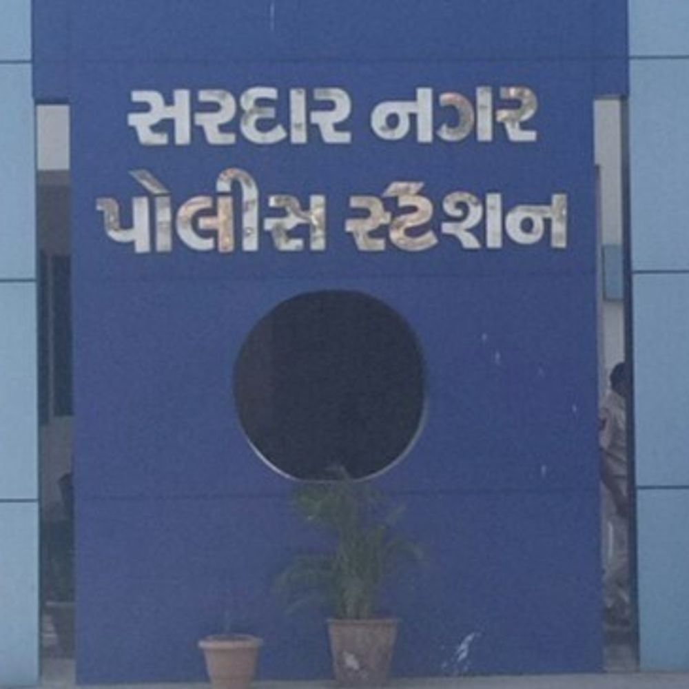 કુબેરનગરમાં પ્રેમીના ત્રાસથી મહિલા બુટલેગરનો આપઘાત:છૂટાછેડા બાદ યુવતીને કારીગર સાથે પ્રેમ થયો હતો, 'તારા બાપનો નોકર નથી' કહી ધમકી આપતો