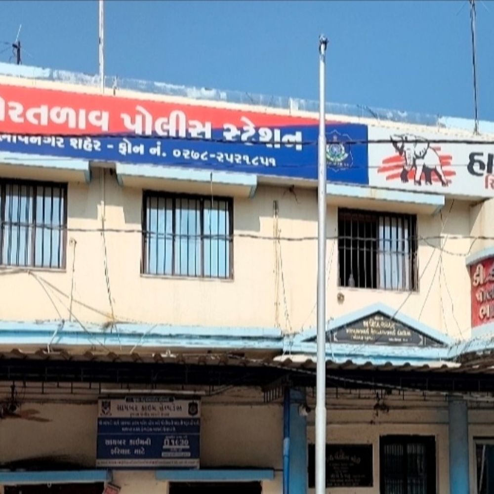 કુંભારવાડામાં છોડ કાઢવા બાબતે બે પરિવાર વચ્ચે મારામારી:ઈજાગ્રસ્ત પિતા-પુત્રીને સારવાર માટે ખસેડાયા, ચાર સામે ફરિયાદ દાખલ