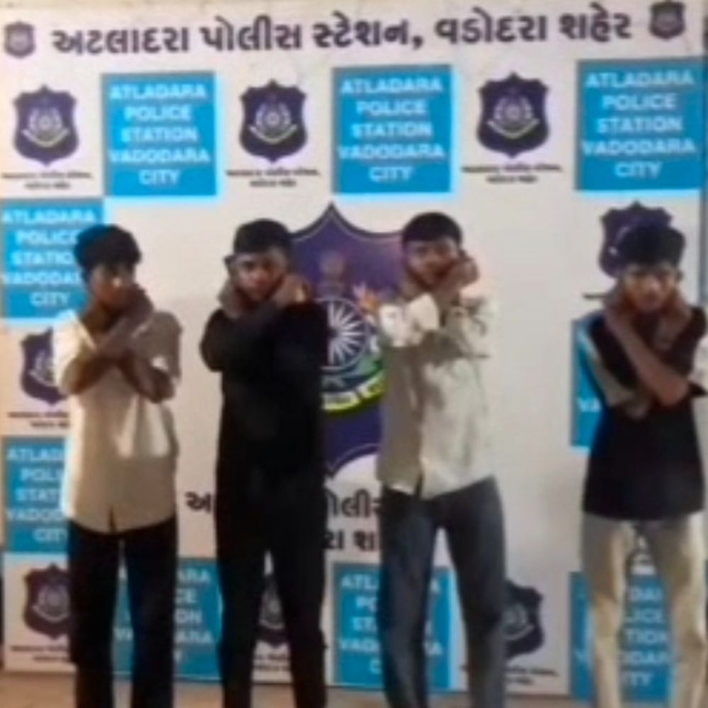 મારામારીના ગુનામાં 5 સગીર સહિત 9 આરોપી ઝડપાયા:ગુટખાની પડીકી લેવા ગયેલા યુવક સાથે બોલાચાલી બાદ પાઇપથી હુમલો કર્યો, વીડિયો વાયરલ થયા બાદ પોલીસ એક્શનમાં આવી, પોલીસ સ્ટેશનમાં કાન પકડીને ઉઠક બેઠક કરાવી