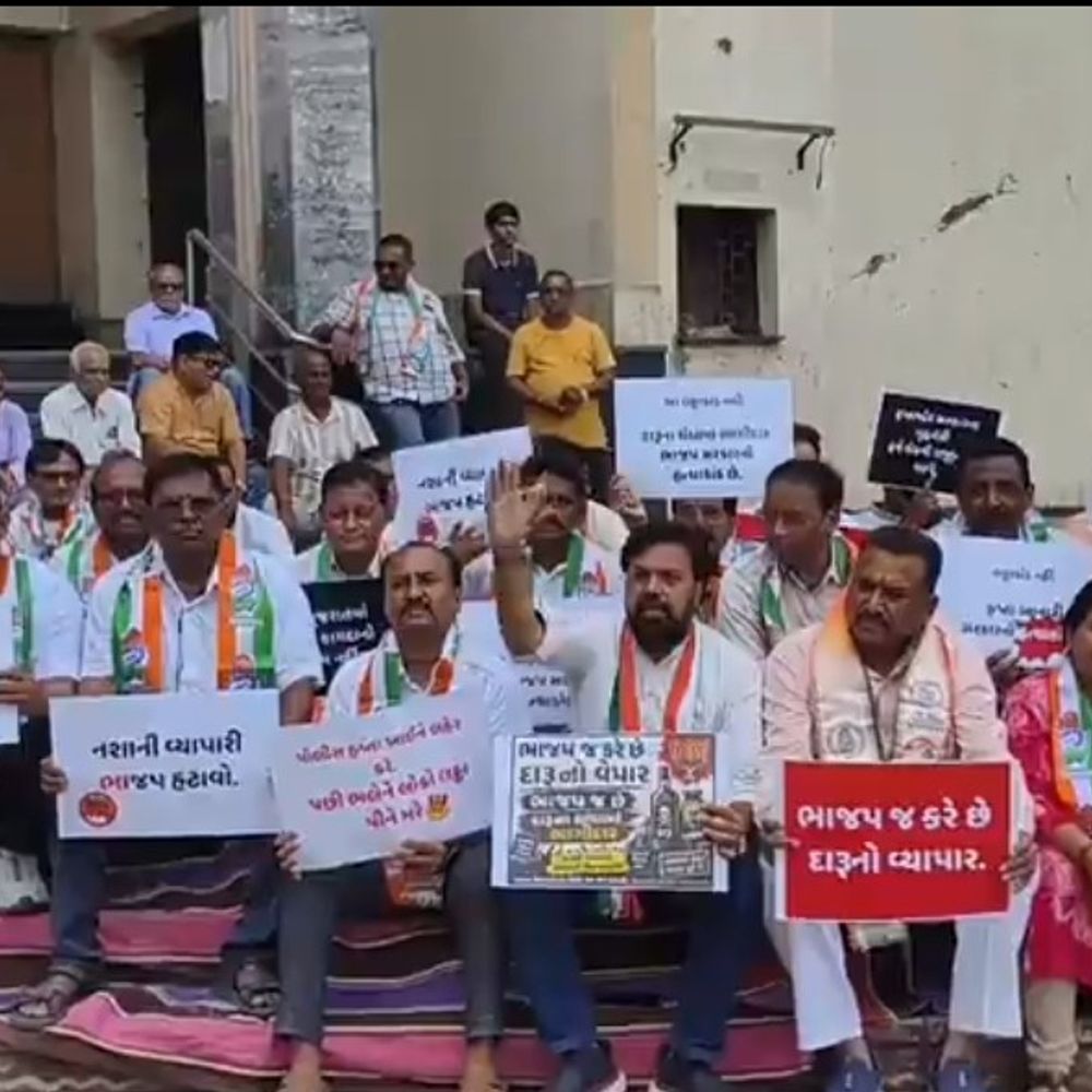 ‘ડ્રગ્સ માફિયા કહા મિલેંગે... બીજેપી કે દફતર મેં’:ભાવનગરમાં લઠ્ઠાકાંડ બાદ વડોદરામાં કોંગ્રેસના ધરણા, ગૃહમંત્રીના રાજીનામાની માંગ સાથે બુટલેગરોને છાવરવાનો આક્ષેપ