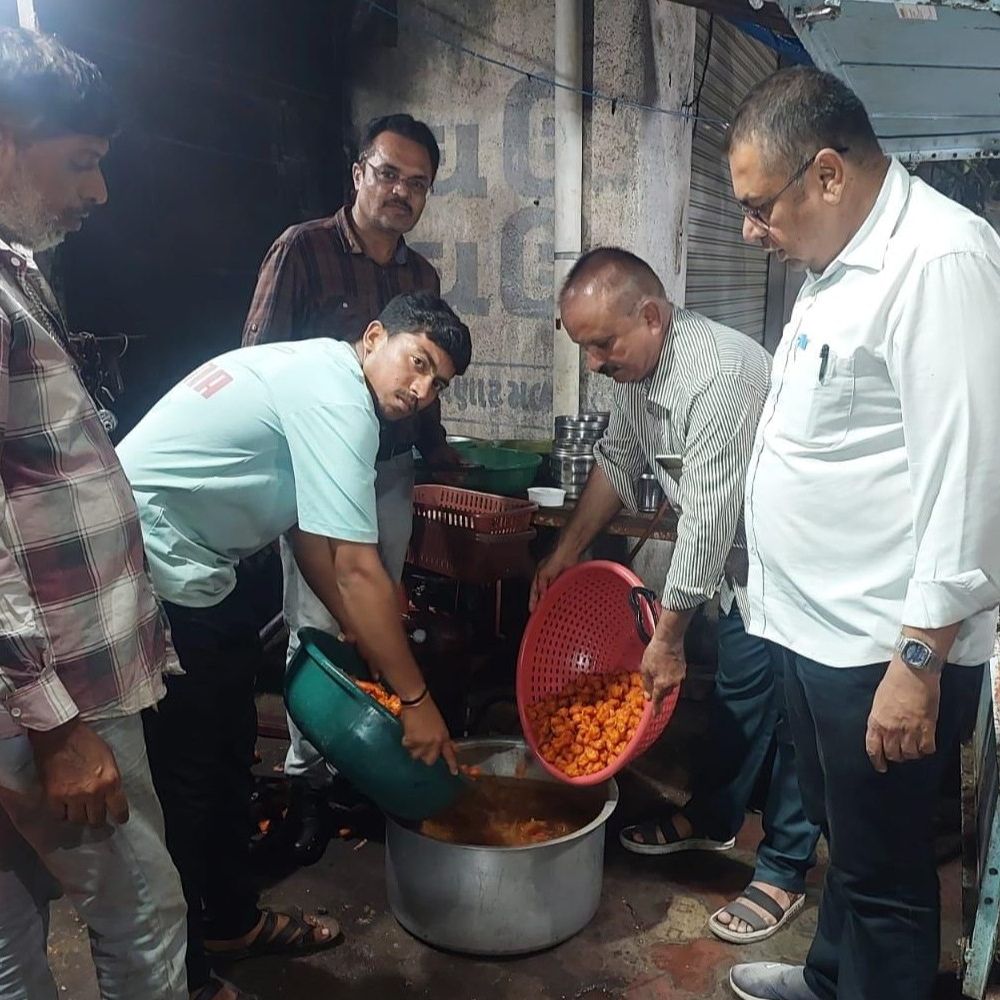 ખાદ્યપદાર્થોમાં ભેળસેળ ભારે પડી:મનપાના ફૂડ વિભાગે પાંચ એકમને સીલ કર્યાં, 47 સ્થળે ચેકિંગ કરી 50 કિલો વાસી ખોરાકનો નાશ