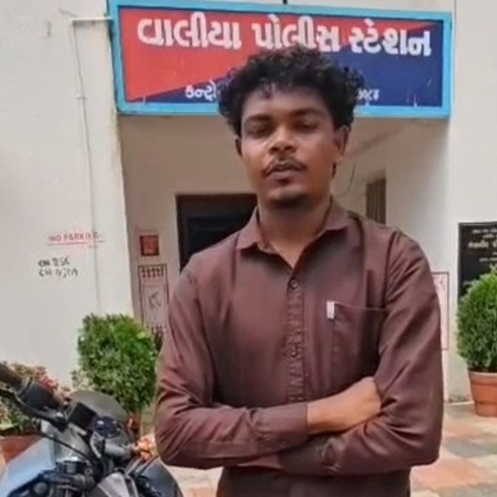 વાલિયામાં બાઈક પર સ્ટંટ કરનાર યુવક ઝડપાયો:અગાઉ ડિટેઈન થયેલી બાઈક પર ફરી જોખમી સ્ટંટ કર્યા હતા