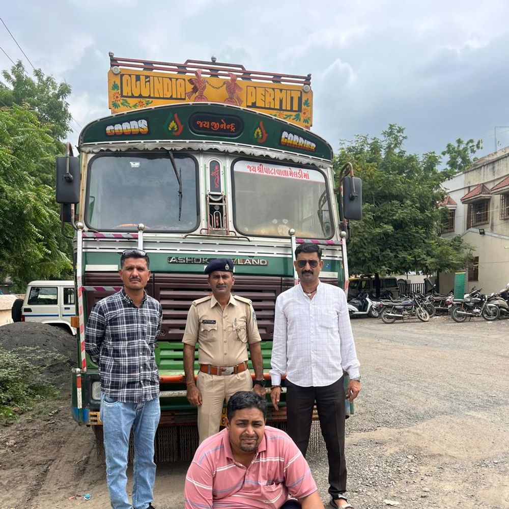 ASP ટીમે વઢવાણ GIDCમાં દરોડો પાડી શંકાસ્પદ અનાજનો મોટો જથ્થો ઝડપ્યો