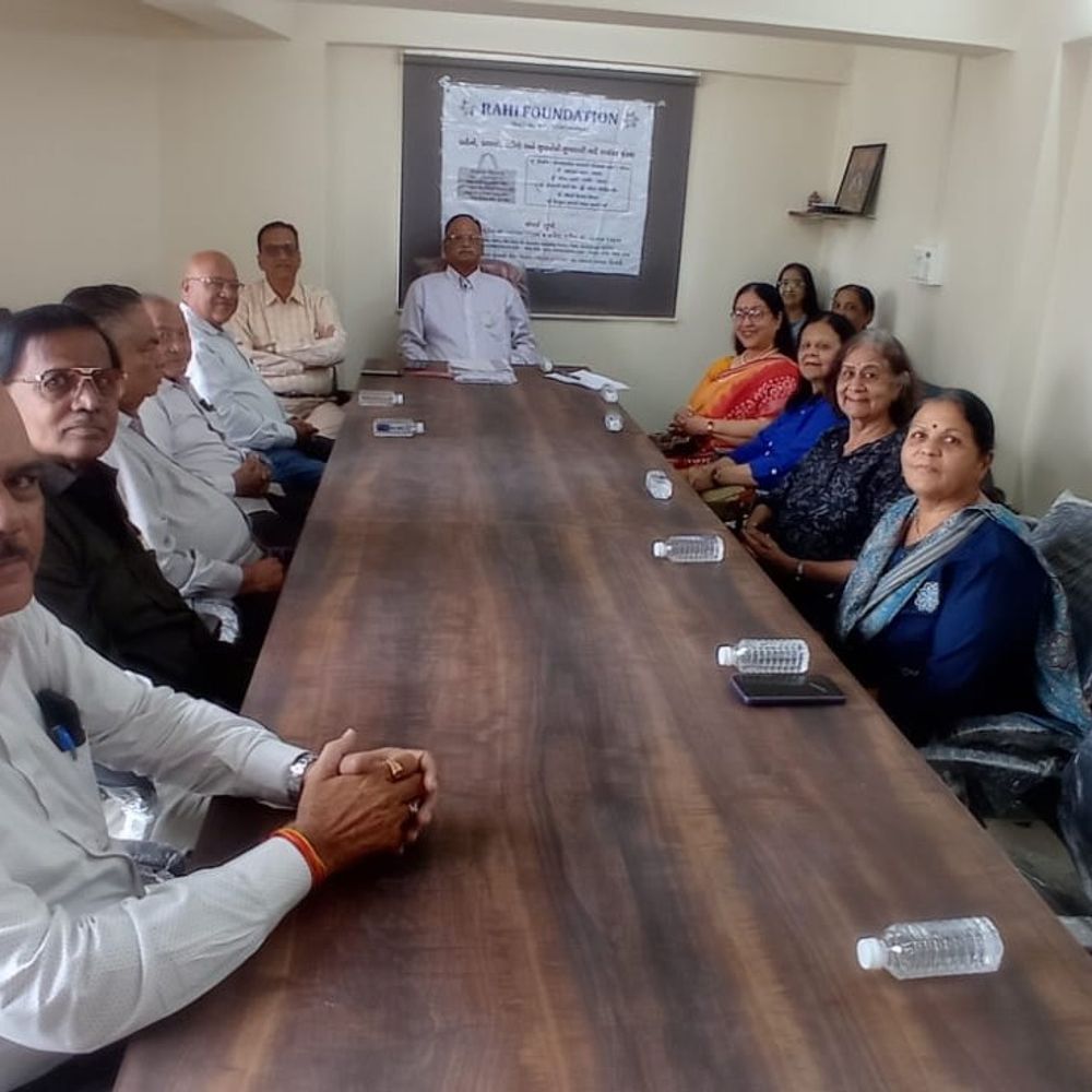 રાહી ફાઉન્ડેશને લોકોપયોગી કાર્યક્રમો માટે બેઠક યોજી:દિવાળી રાશન કીટ, ચશ્મા વિતરણ સહિત અનેક નિર્ણયો લેવાયા