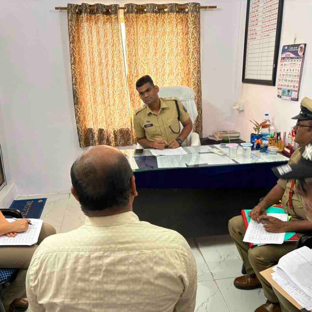 અમરેલી SP સંજય ખરાતની અનોખી પહેલ:ડુંગર પોલીસ સ્ટેશનની વાર્ષિક તપાસણી કરાઈ; અરજદારોને રૂબરૂ મળી પ્રતિભાવ લીધા