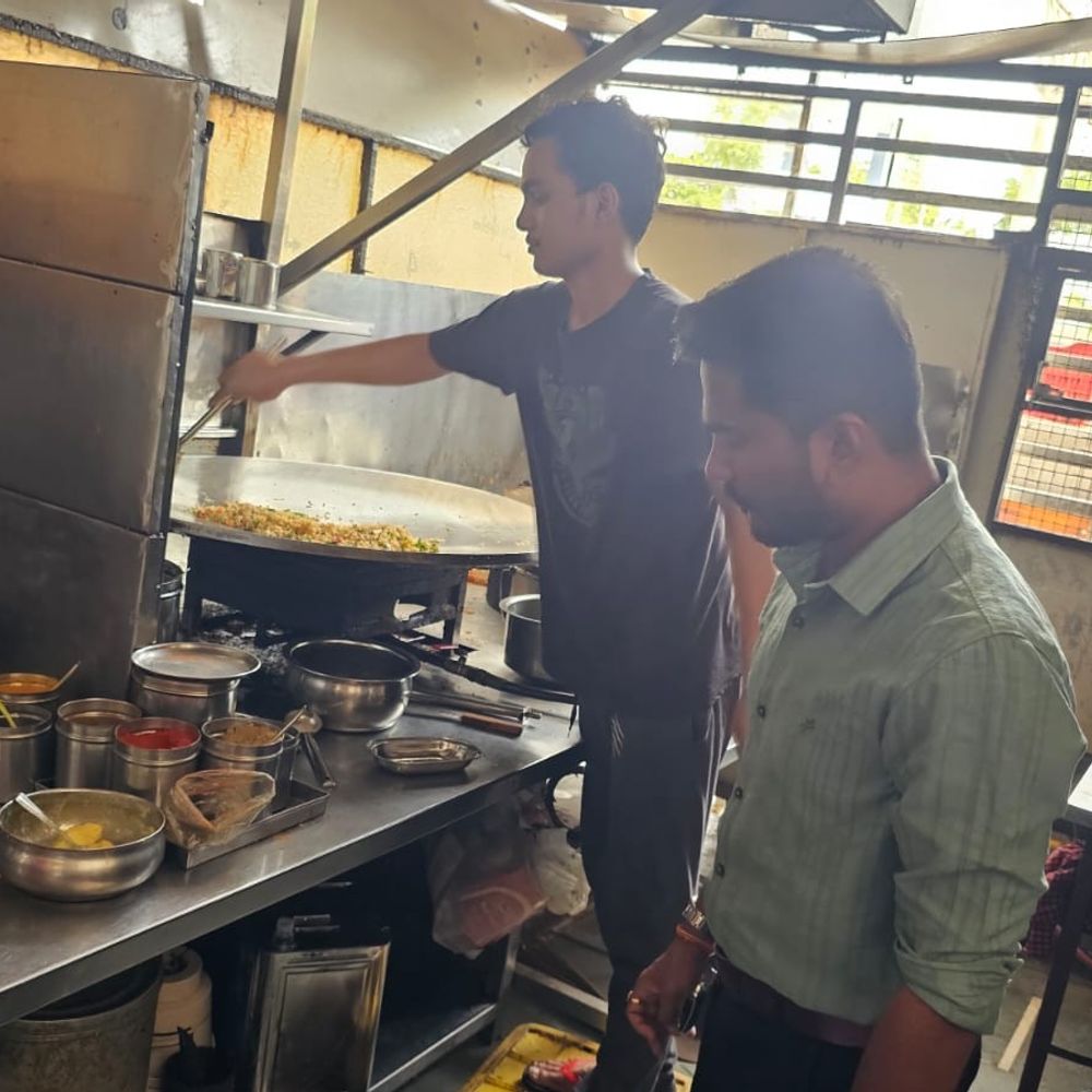 કચ્છમાં ફૂડ સેફ્ટી વિભાગનો સપાટો:18 હોટલ-રેસ્ટોરન્ટમાં તપાસ, વાસી ગ્રેવી સહિતના જથ્થો નાશ