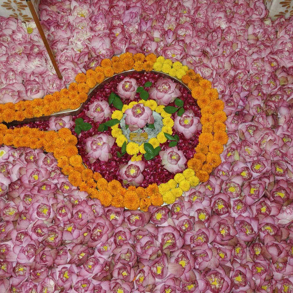 વૈજનાથ મહાદેવને 500 કમળનો શણગાર:શ્રાવણના નવમા દિવસે રાયગઢ મંદિરમાં વિશેષ આયોજન