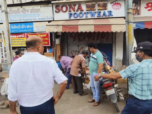 VMC અધિકારીઓ પહોંચતા જ પથારણાવાળામાં દોડધામ:શહેરના ખંડેરાવ માર્કેટ પાસે દબાણ હટાવવાયા, એક ટેમ્પો અને ટ્રક ભરીને સામાન જપ્ત