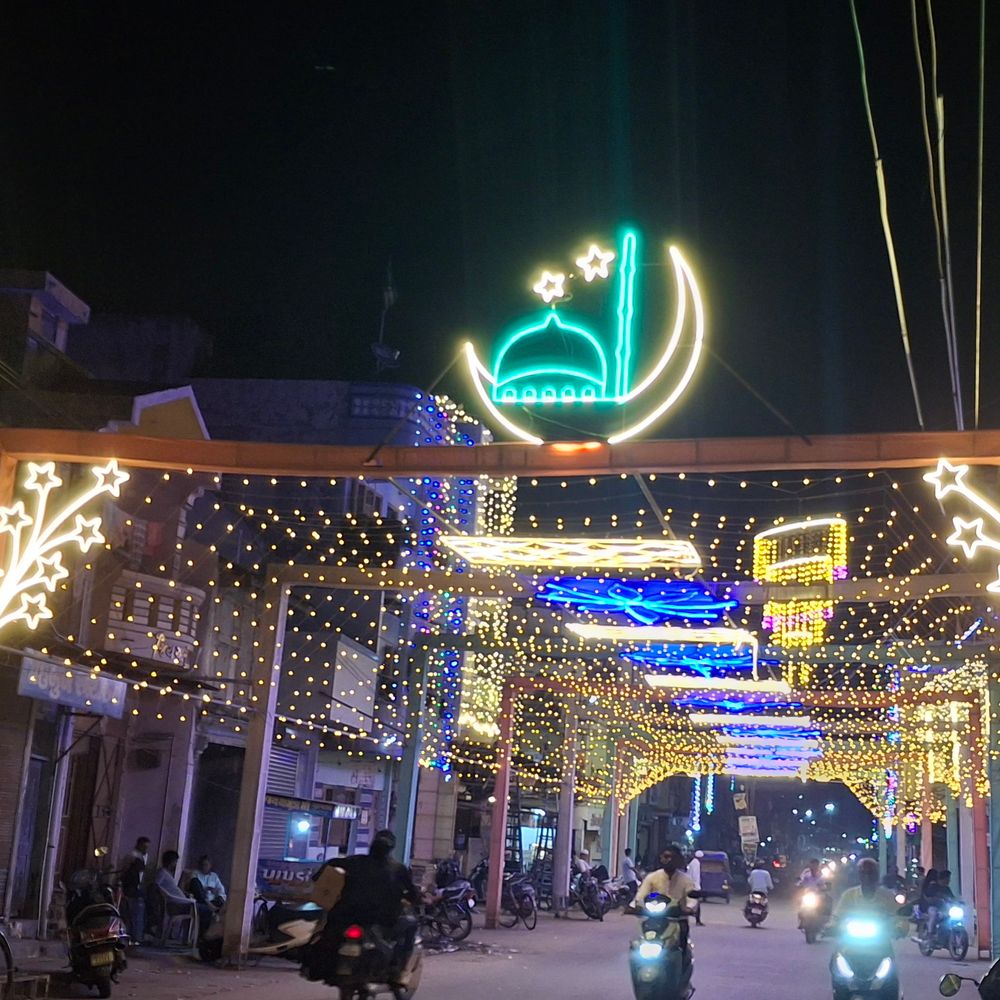 ખંભાતમાં ઈદે મિલાદ પર્વની ભવ્ય ઉજવણી:રંગબેરંગી રોશનીથી ઝળહળી ઉઠ્યા ધાર્મિક સ્થળો અને રહેણાંક વિસ્તારો