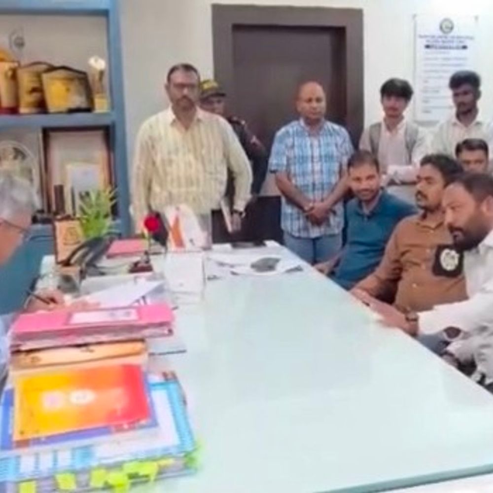 કચ્છ યુનિવર્સિટીમાં યુવાનના ફોટા સાથે છેડછાડનો આક્ષેપ:દલિત સમાજના આગેવાનોએ વાઇસ ચાન્સેલરને ઉગ્ર રજૂઆત કરી