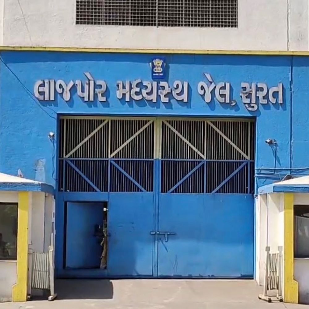 10 ગંભીર ગુનેગારોની તાત્કાલિક જેલ બદલી:લાજપોર જેલમાંથી પ્રવીણ રાઉત સહિત 10 કુખ્યાત કેદીઓની અન્ય જેલમાં બદલી, ગુનાહિત નેટવર્ક તોડવા મોટો નિર્ણય