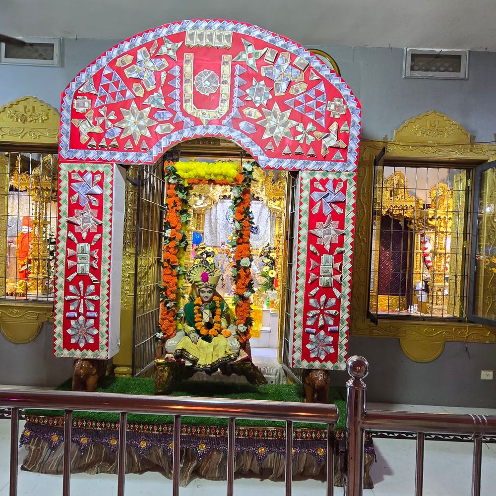 શ્રીજીધામ મંદિરે હિંડોળા ઉત્સવ શરૂ, ભક્તો ઉમટ્યા:૧૫થી વધુ કલાત્મક હિંડોળા, ફુવારો અને રોશની આકર્ષણનું કેન્દ્ર