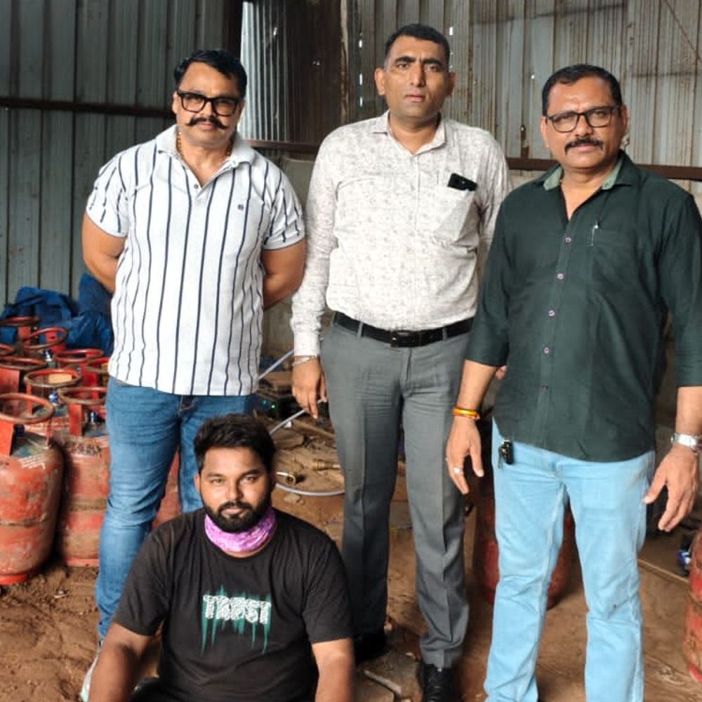 તબેલાની આડમાં ચાલતા ગેસ બોટલ રીફિલિંગ કૌભાંડનો પર્દાફાશ:CID ક્રાઇમે 151 સિલિન્ડર, ડુપ્લિકેટ સીલ સ્ટીકર સહિત 3.38 લાખનો મુદ્દામાલ જપ્ત કર્યો