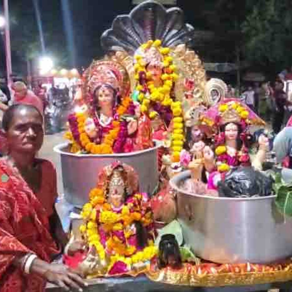 જામનગરમાં દશામાની મૂર્તિઓનું ભક્તિભાવપૂર્વક વિસર્જન કરાયું:લાખોટા તળાવે ભક્તો ઉમટ્યા, પાલિકાએ વ્યવસ્થા કરી