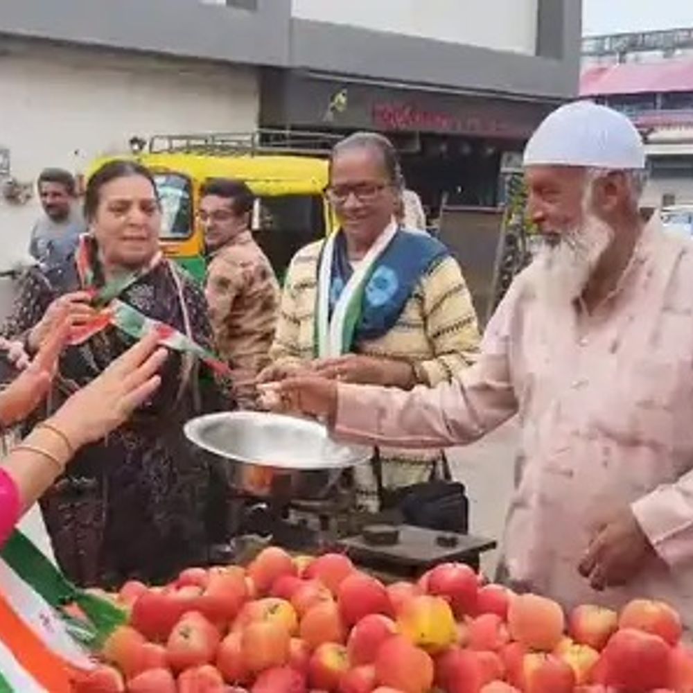 આઝાદ ચોકમાં મોંઘવારીનો પ્રતિકાત્મક વિરોધ:ખાંડનો ભાવ 70 થતા મહિલા કોંગી પાંખે મોળી ચા પીવડાવી