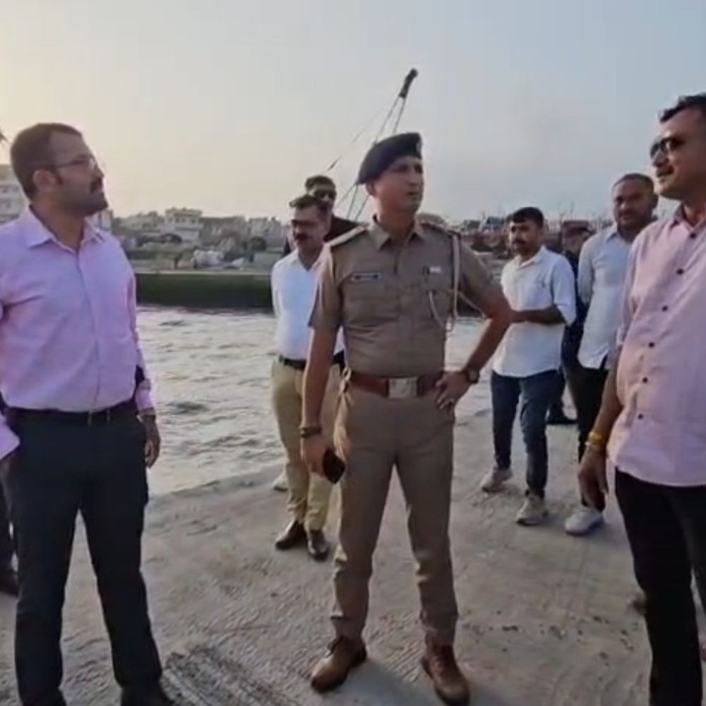 વેરાવળમાં તહેવારો પૂર્વે શાંતિ સમિતિની બેઠક અને દરિયાઈ પેટ્રોલિંગ:સામાજિક-ધાર્મિક અગ્રણીઓની હાજરીમાં કોમી સૌહાર્દ જાળવવા ચર્ચા