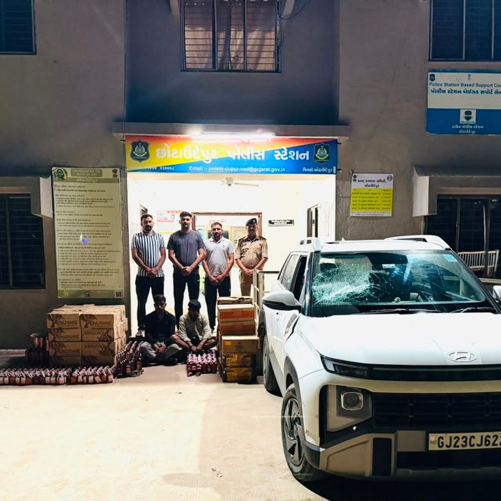 છોટા ઉદેપુરમાં 3.94 લાખનો વિદેશી દારૂ ઝડપાયો:રંગપુર નાકા પાસેથી વેન્યુ ગાડીમાંથી દારૂ જપ્ત, બે આરોપી પકડાયા