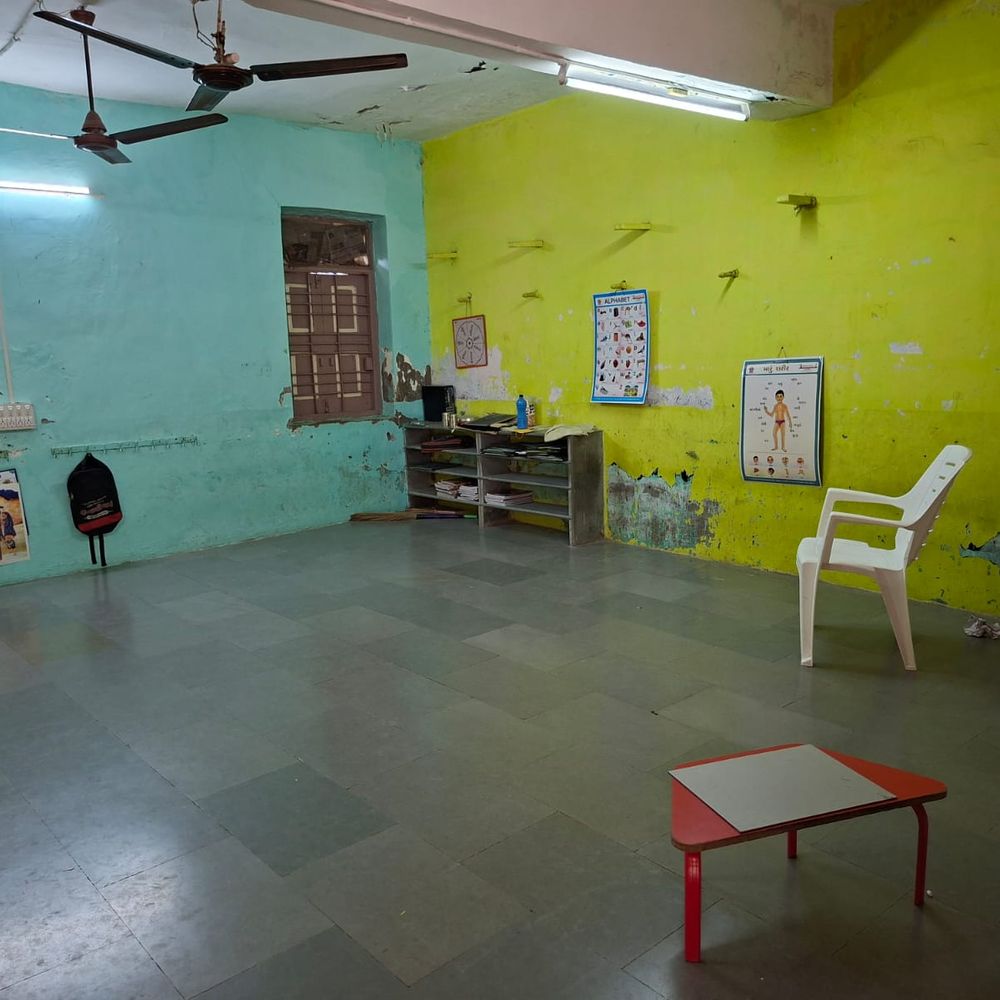 બાળકોને ચક્કર-ઉલટી થતાં‎ વાલીઓએ શાળાએ ‎મોકલવાનું બંધ કર્યું‎:પેપર મિલની દુર્ગંધથી 4 ગામની 5 શાળાનું શિક્ષણ ઠપ