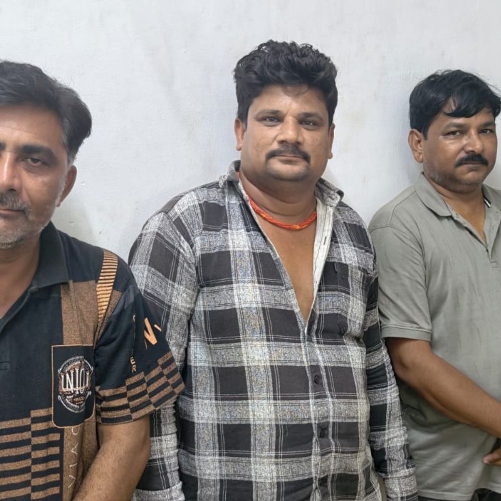 ચરાડવા ગામની સીમમાં જુગાર રમતા પાંચ શખ્સો ઝડપાયા:પોલીસે દરોડો પાડી રૂ. 32,800ની રોકડ સહિતનો મુદ્દામાલ કબજે કર્યો