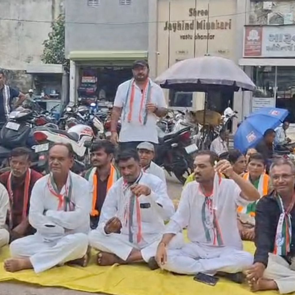 મૃતકોના પરિવાર, અસરગ્રસ્તોને વળતર સાથે દોષિતો સામે કાર્યવાહી કરવા માંગ:લઠ્ઠાકાંડ મામલે પોરબંદર કોંગ્રેસનું માણેકચોકમાં ધરણાં-વિરોધ પ્રદર્શન