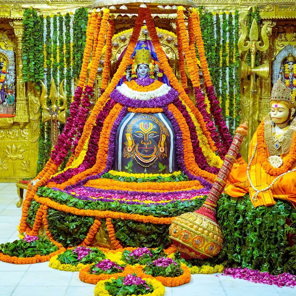 સોમનાથ મહાદેવને શ્રાવણ સુદ દશમે હનુમંત દર્શન શૃંગાર:101 કિલો પુષ્પોથી હનુમાનજીની દિવ્ય પ્રતિકૃતિ રચાઈ