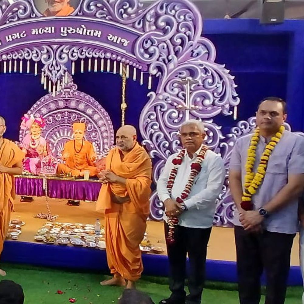 આણંદના BAPS મંદિરે હિંડોળા ઉત્સવમાં મહાનુભાવો ઉપસ્થિત:જિલ્લા પ્રશાસન અને રાજકીય નેતાઓએ દર્શન કર્યા