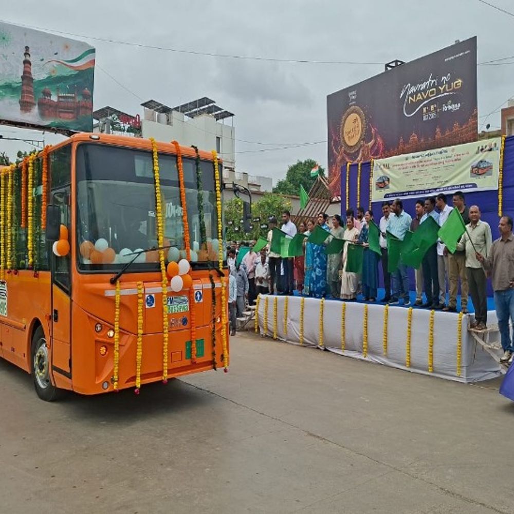 ભાવનગરવાસીઓ માટે ખુશખબર:કાળિયાબીડ વિસ્તારમાં 19 નવી ઇલેક્ટ્રિક બસોનું લોકાર્પણ કેન્દ્રીય મંત્રી ના હસ્તે લીલી ઝંડી અર્પી