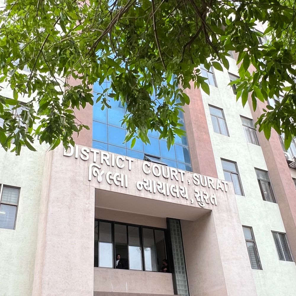 વરાછા SBI લૂંટ કેસ, ઘર-બાઈકની વ્યવસ્થા કરનાર આરોપી જામીન મુક્ત:પાંચથી વધુ શખ્સો પિસ્તોલ સાથે બેંકમાં ઘૂસીને 50 લાખ લૂંટ્યા હતા