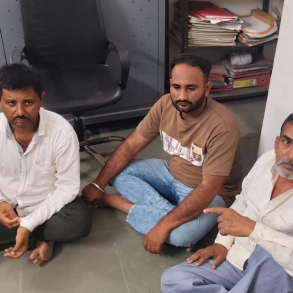 વેરાવળમાં જુગાર પર પોલીસના દરોડા, 15 ઝડપાયા:પાંચ મહિલા સહિત 74,160નો મુદ્દામાલ જપ્ત, બે સ્થળે કાર્યવાહી
