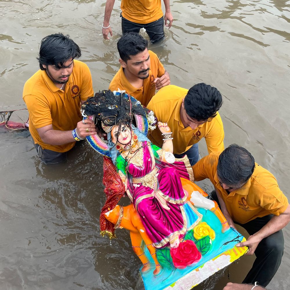 સુરતમાં રઝળતી મૂર્તિઓ મળી, દશામાંની આવી દશા?:અર્ધવિસર્જિત 500થી વધારે પ્રતિમાનું દરિયામાં શ્રદ્ધાથી પુનઃવિસર્જન
