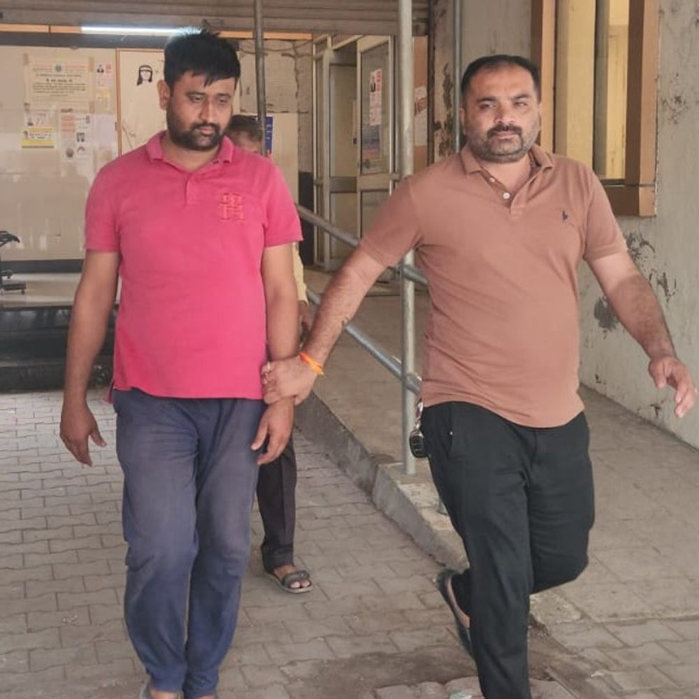 લઠ્ઠાકાંડ બાદ વરતેજ પોલીસે કમળેજમાંથી શખ્સને ઝડપ્યો:રોયલ સ્ટેગની નકલી બોટલો ફોડી પુરાવાનો નાશ કર્યો હોવાનો પર્દાફાશ, 4 દિવસના રિમાન્ડ