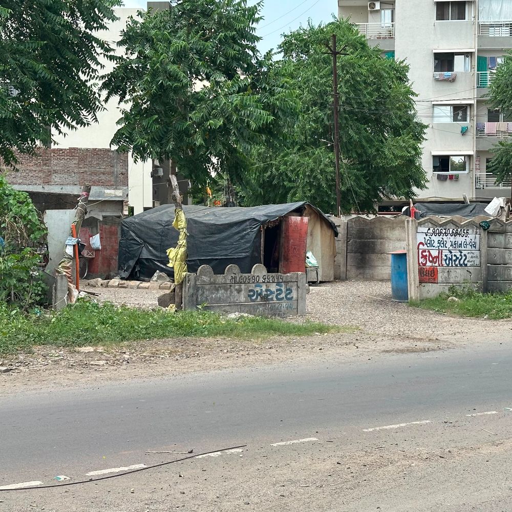 મનપાની માલિકીનાં પ્લોટમાં જ દબાણ !:રાજકોટ ભાજપનાં કોર્પોરેટરે પ્લોટમાં ગેરકાયદે પ્રવૃત્તિ ચાલતી હોવાનો પર્દાફાશ કર્યો, તાત્કાલિક પગલાં લેવા મેયરનો આદેશ