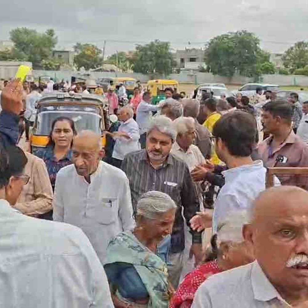 સાવરકુંડલા નાગરિક બેંક ચૂંટણી માટે મતદાન શરૂ:71 વર્ષ જૂની બેંકમાં ભાજપ-કોંગ્રેસ પ્રેરિત 27 ઉમેદવાર મેદાનમાં