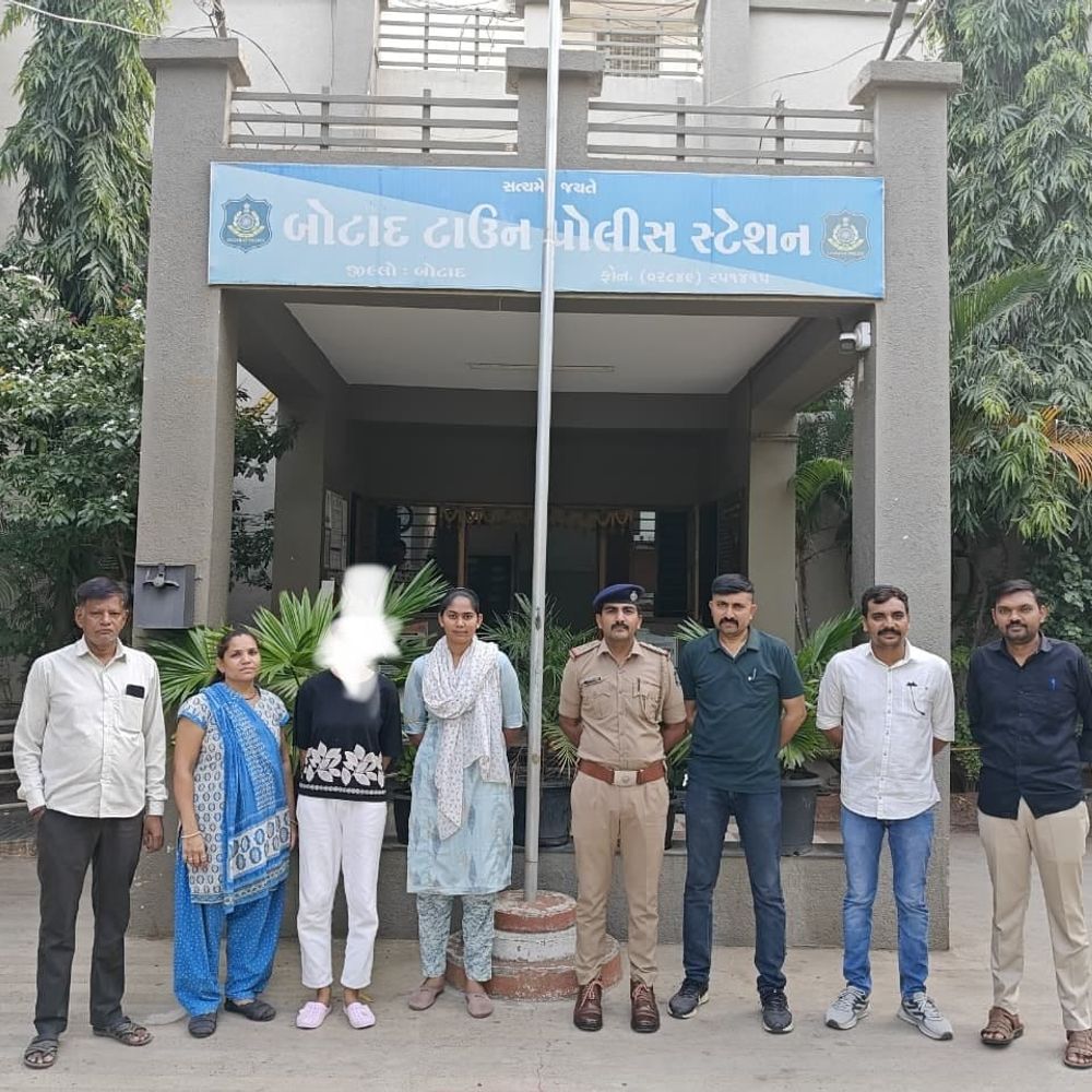 બોટાદ પોલીસની સરાહનીય કામગીરી:અપહરણ થયેલ સગીરાને ગણતરીના દિવસોમાં શોધી પરિવાર સાથે સુખદ મિલન કરાવ્યું