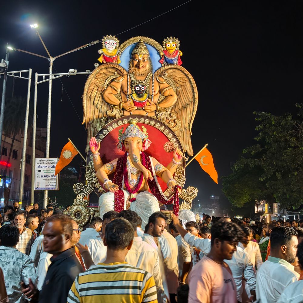 લુણાવાડામાં ગણેશજીનું ભવ્ય આગમન:છપૈયા ધામ સોસાયટીમાં 40 વર્ષથી શ્રીજીની પ્રતિમાની પધરામણી કરવામાં આવે છે