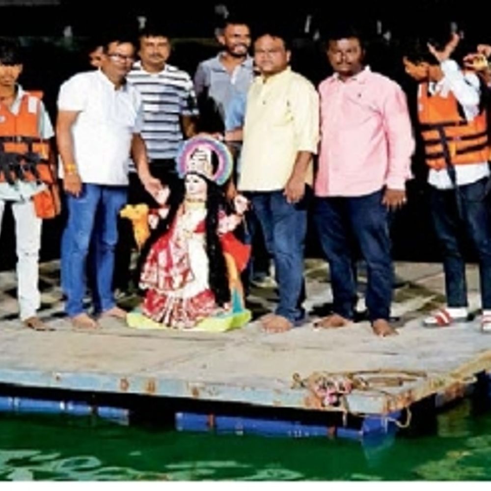 કોર્પોરેટરો સાથે અન્ય 4 લોકો પણ સુરક્ષાનાં સાધન વગર:લોકોને સુરક્ષાની સલાહ આપતા નેતાઓની બેદરકારી ગોરવા તળાવમાં લાઇફ જેકેટ વિના તરાપા પર ચઢ્યા