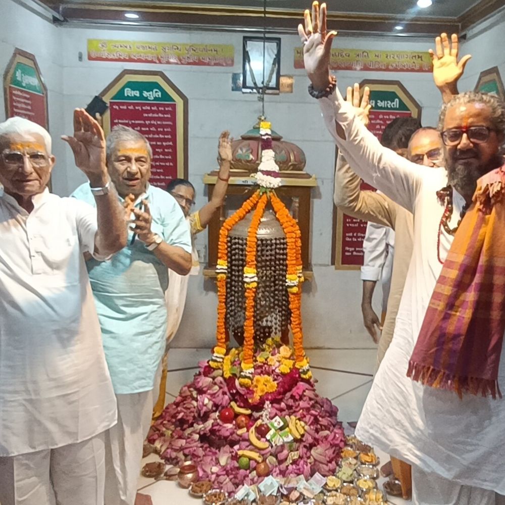 જલેશ્વર મહાદેવ મંદિરે 1100 કમળ અર્પણ કરાયા:સુદર્શન ચક્રની પ્રાપ્તિ અને સુખ-શાંતિની માન્યતા