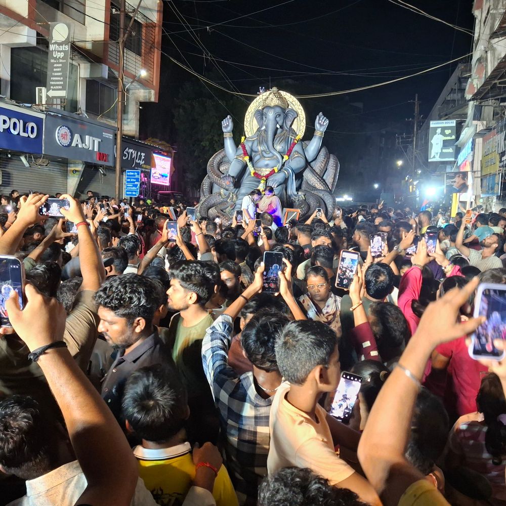 વલસાડમાં ગણેશોત્સવ: 'રામવાડીના રાજા'નું આગમન:દાદીયા ફળિયાના રાજાના આગમન માટે મોટી સંખ્યામાં ભક્તો હાજર રહ્યા, આઝાદ ચોક ખાતે ભવ્ય ઉજવણી