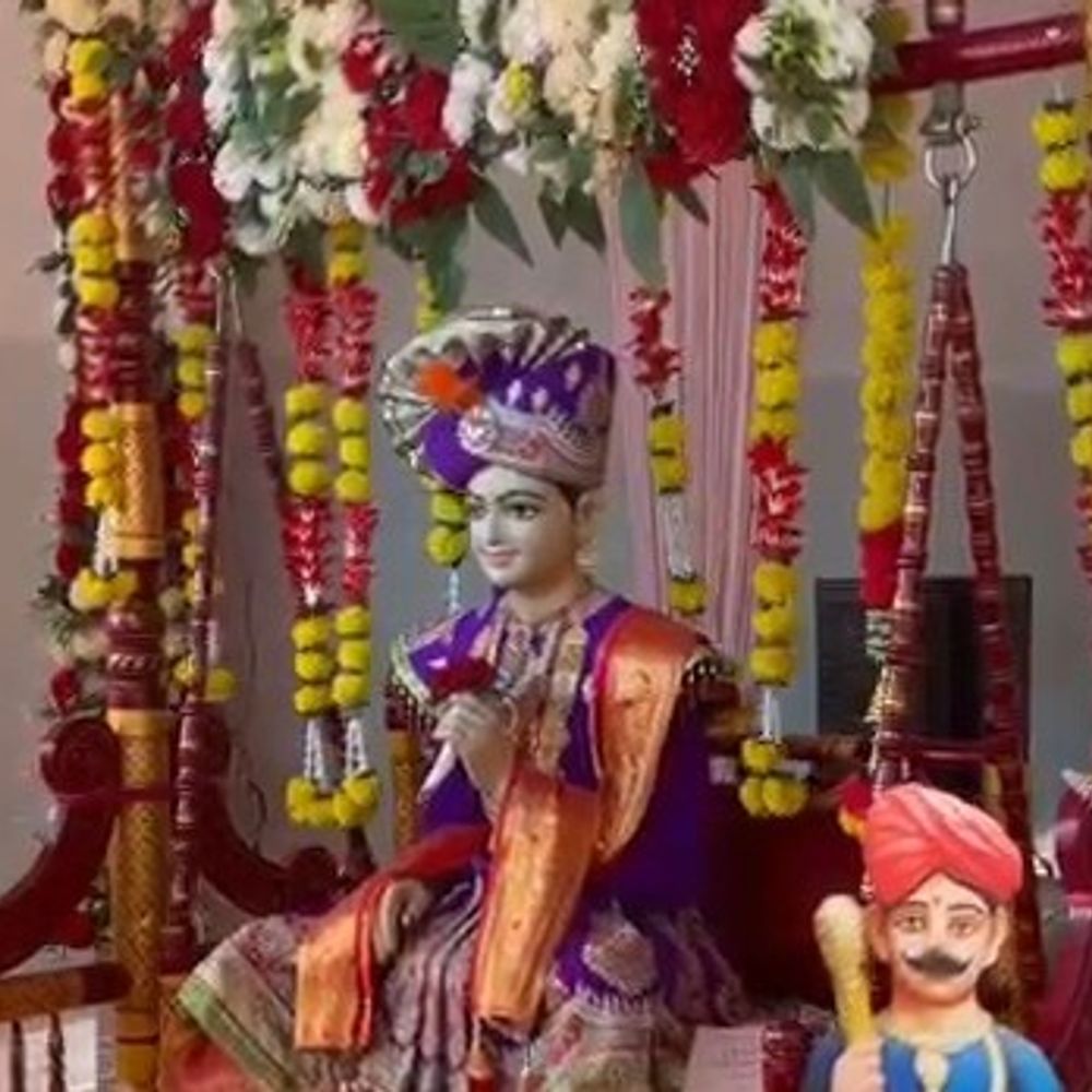ગઢડા ગોપીનાથજી મંદિરે શ્રાવણ માસમાં હિંડોળા દર્શન શરૂ:ભગવાન ગોપીનાથજીને દરરોજ વિવિધ હિંડોળામાં બિરાજમાન કરાય છે