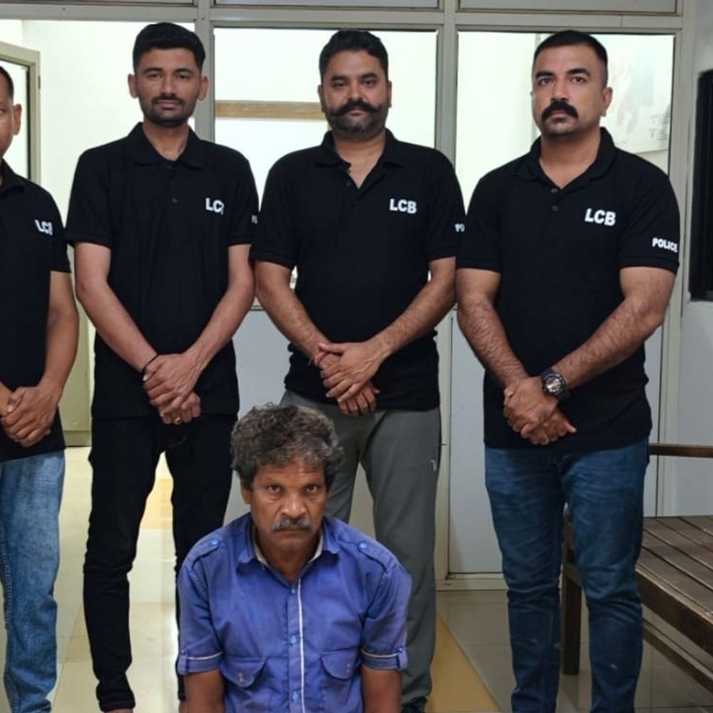 વાપી લૂંટ કેસ: 31 વર્ષ પછી આરોપી ઝડપાયો:વલસાડ LCBએ રાજકોટના ખેતરમાંથી છટકું ગોઠવી પકડ્યો