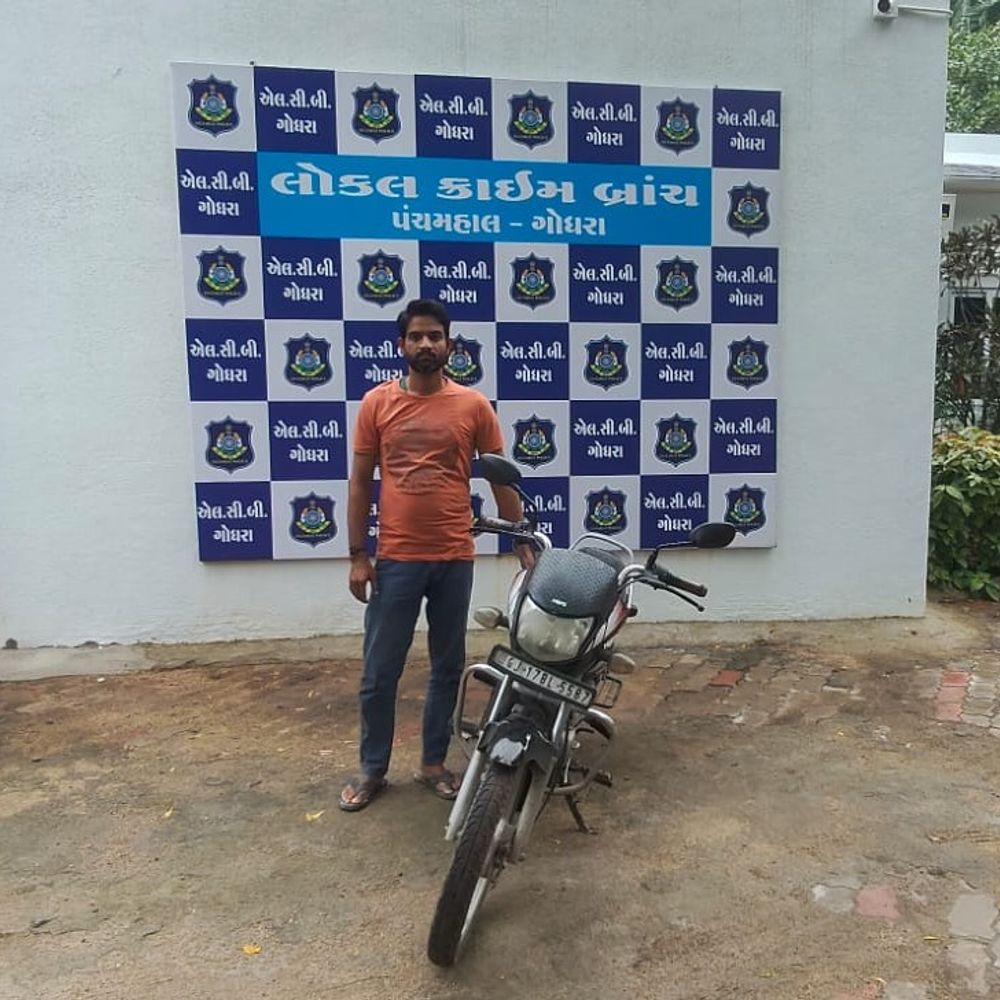 ગોધરામાં LCB-SOGની કાર્યવાહી:ચોરીની બાઈક સાથે એકને ઝડપ્યો; રાયોટિંગનો વોન્ટેડ આરોપી પણ પકડાયો