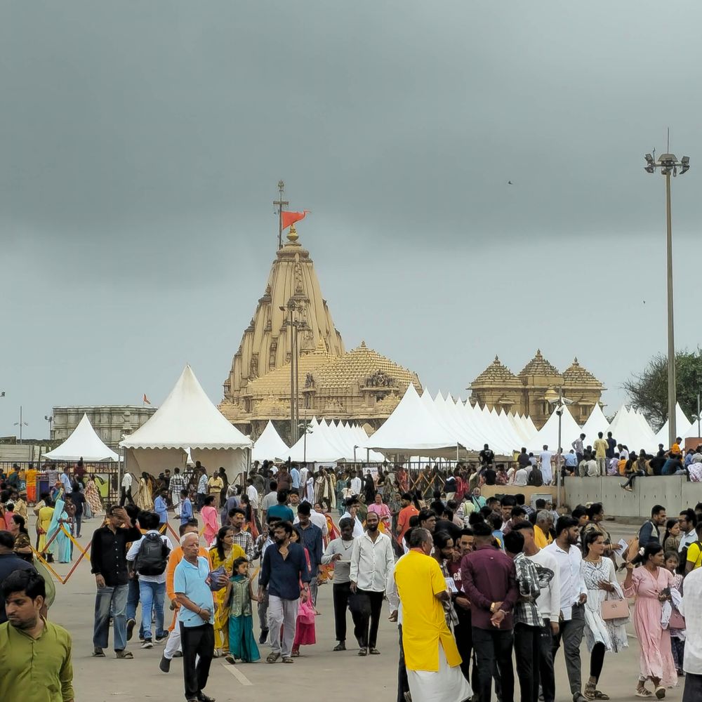 શ્રાવણનો બીજો સોમવાર: સોમનાથમાં ભક્તોનો ધસારો, આરતી, પાલખીયાત્રા અને પોલીસ દ્વારા ફરાળ વિતરણ