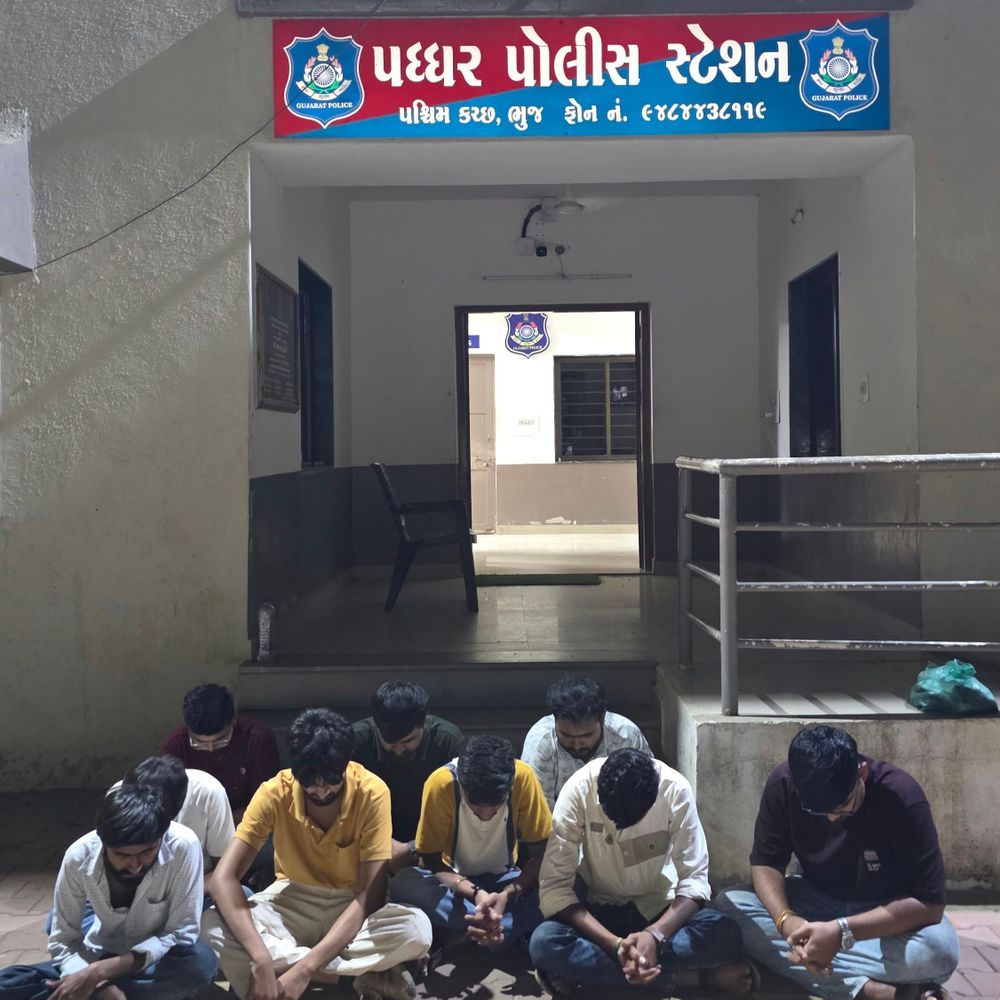 LCB એ જાબુંડીની વાડીમાંથી 9 જુગારી ઝડપ્યા:તીનપત્તીનો જુગાર રમતા શખ્સો સામે કાર્યવાહી, મુદ્દામાલ જપ્ત