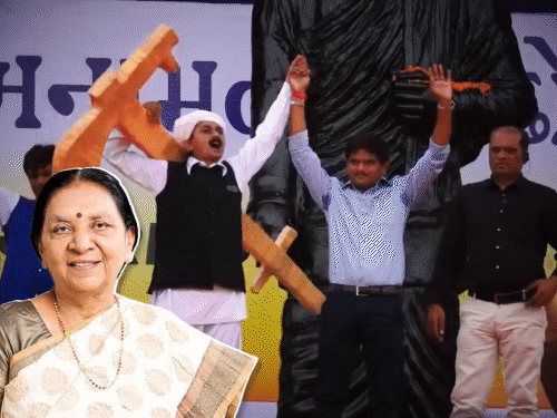 આનંદીબેન પટેલના પુસ્તકમાં રાજકીય ધડાકો: પાટીદાર આંદોલન ભડકાવવામાં ભાજપ-કોંગ્રેસના મોટા નેતાઓ જવાબદાર?