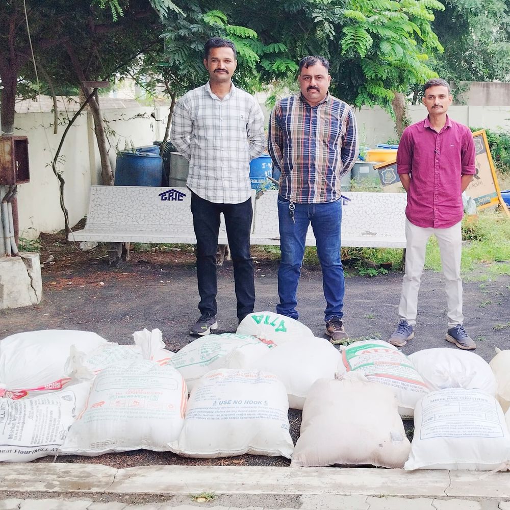 સાયલામાં 700 લીટર દેશી દારૂ ઝડપાયો:ઇક્કો ગાડીમાંથી ₹3.40 લાખનો મુદ્દામાલ જપ્ત, ચાલક ફરાર