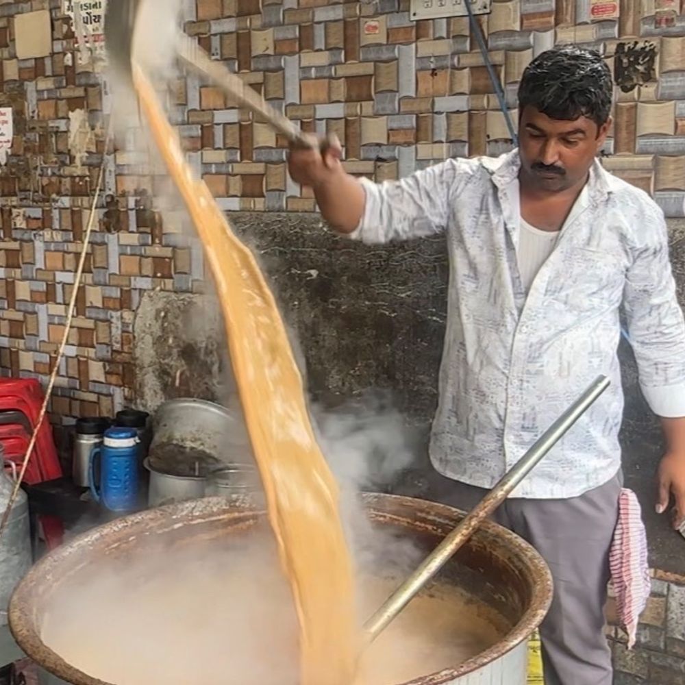 રાજકોટ વાસીઓને ચા ની ચુસ્કી પડી શકે છે મોંઘી:ખાંડના ભાવમાં વધારો થતા 1 સપ્ટેમ્બરથી ચાના ભાવમાં વધારો કરવા હોટલના સંચાલકોએ કરી વિચારણા, આખી ચાનો ભાવ રૂ.30 કરાશે